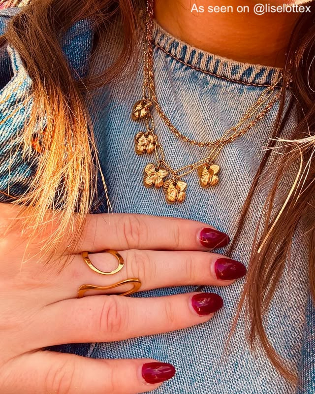 Influencer met gouden ring en 2 gouden kettingen