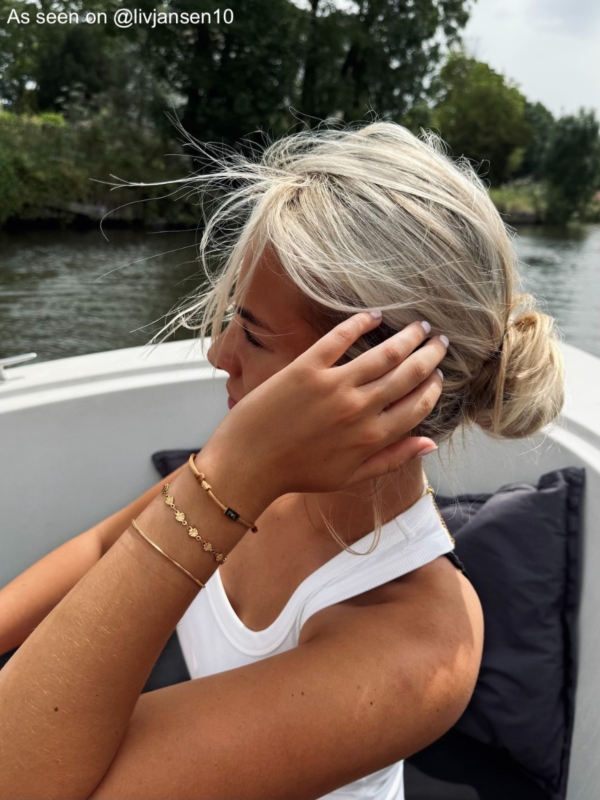 Influencer met armparty