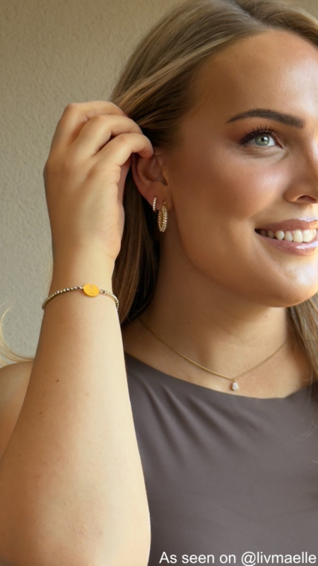 Influencer met gouden shiny oorringetjes. 