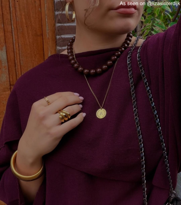 Influencer draagt kralen ketting bruin