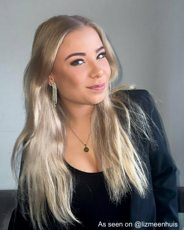 Influencer met gouden sieraden