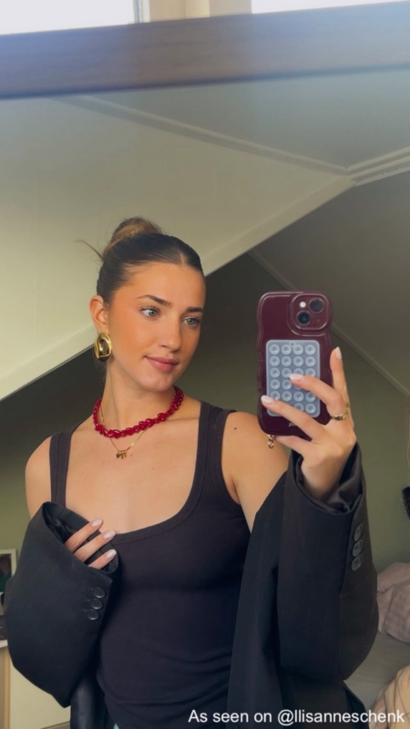 Influencer draagt gouden ovale statement oorbellen