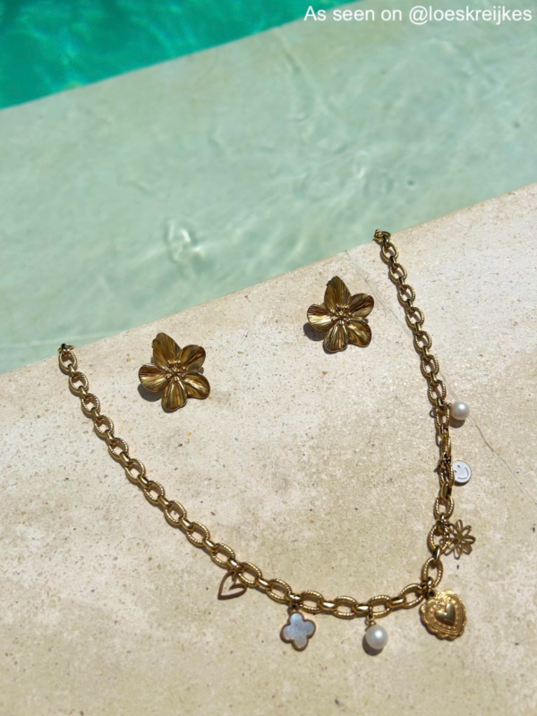 Influencer met bedelketting