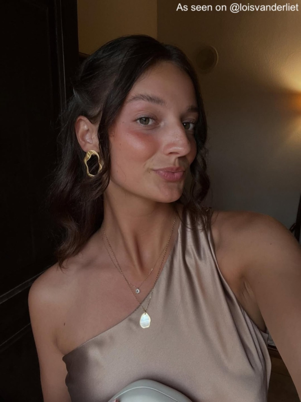 Influencer draagt parelmoer gouden ketting