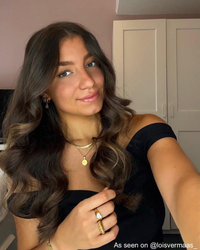 Influencer met gouden sieraden