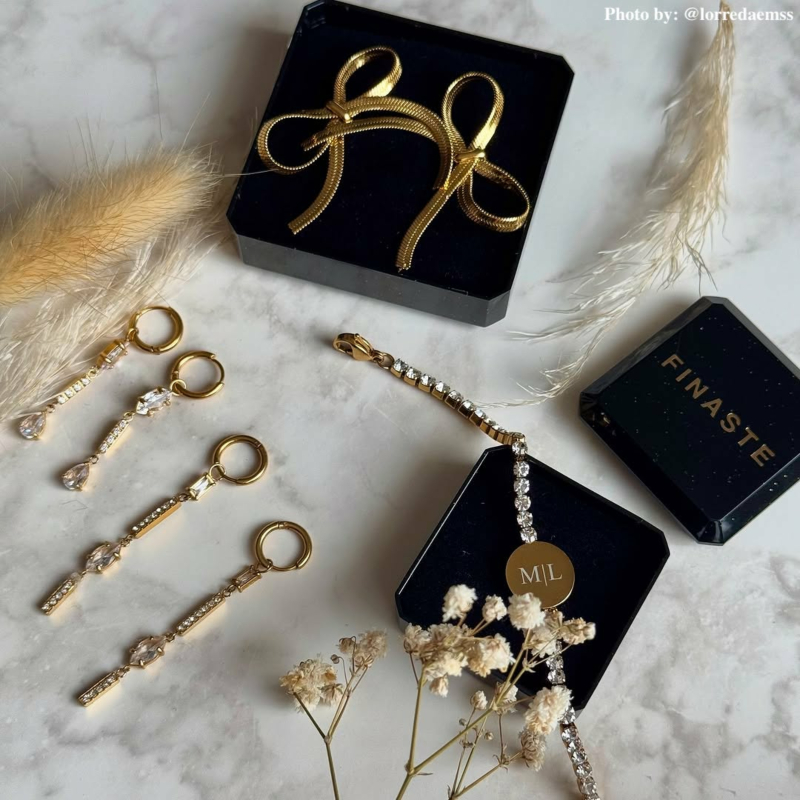 Crystal drops earring.