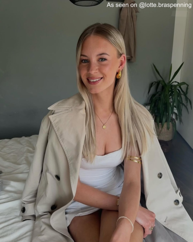 influencer met teardrops oorbellen.