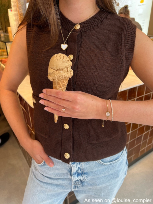 Influencer met armparty