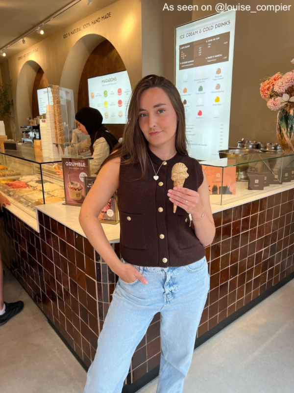 Influencer met gouden ketting