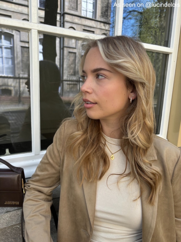 influencer met birth flower ketting 