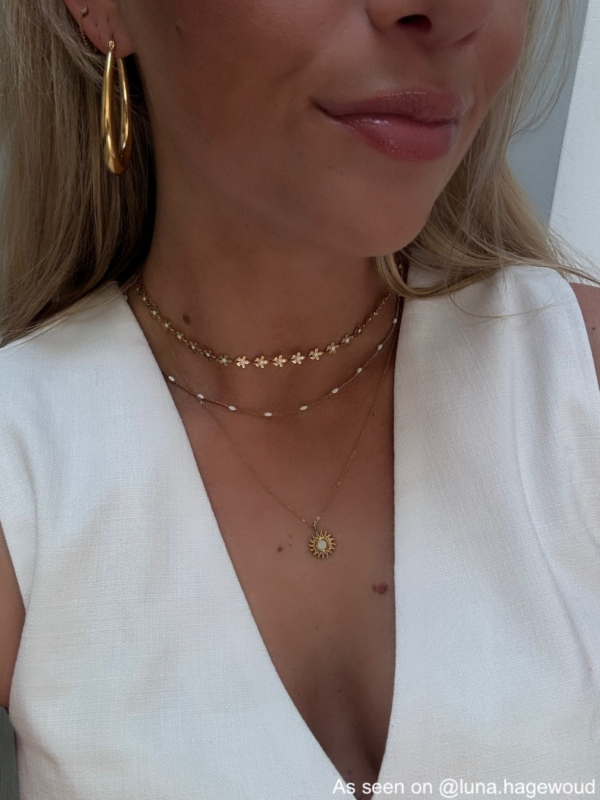 influencer met ketting met witte bolletjes 