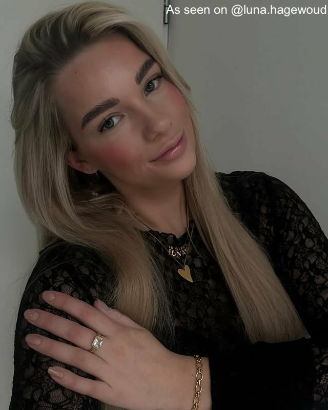 Gouden sieraden look bij influencer