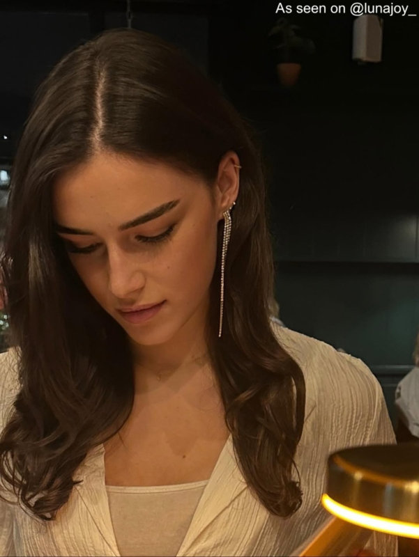 Influencer draagt ooorbel goudkleurig