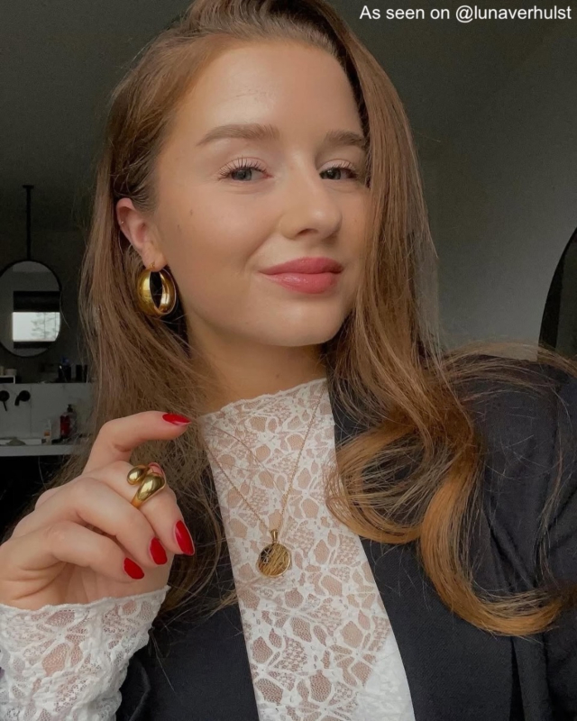 Influencer draagt gouden oorbellen