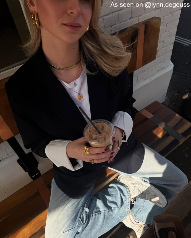influencer met Finaste initial ketting 