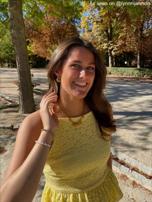 influencer met gouden stud oorbellen bloem