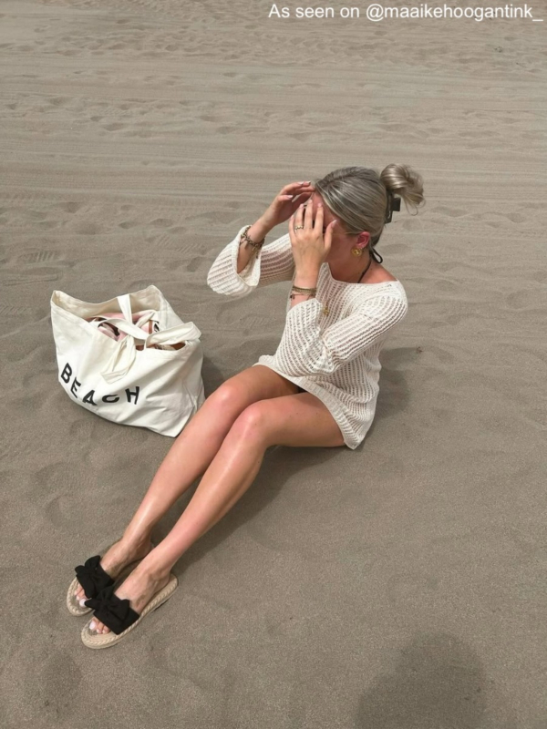 Influencer op strand met tas