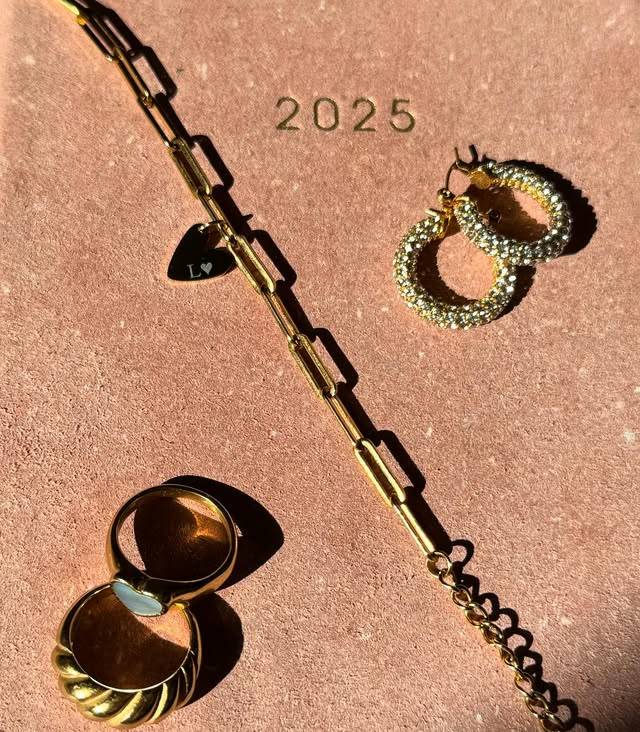 Agenda met gouden sieraden on top: oorbellen, armband en 2 ringen