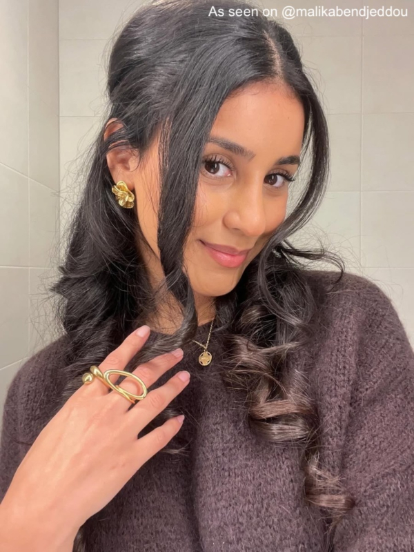 influencer draagt statement stud oorbellen goudkleurig