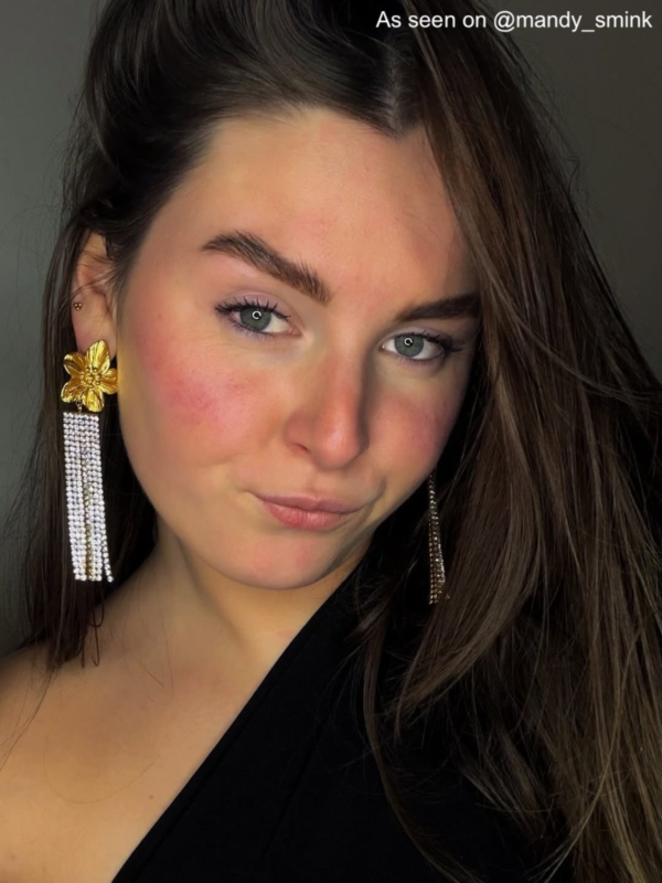 influencer draagt flower party oorbellen goudkleurig