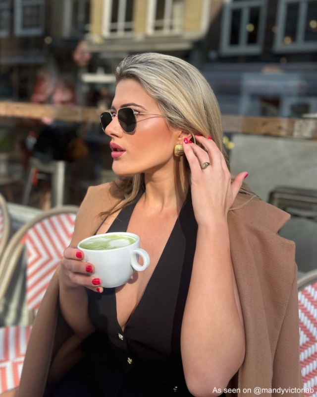 influencer met gouden oorbellen op het terras