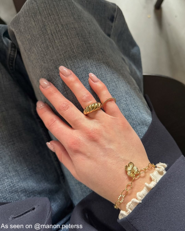 Influencer met gouden ringen en armband