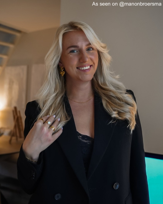 Hartje en bloem oorbellen bij influencer