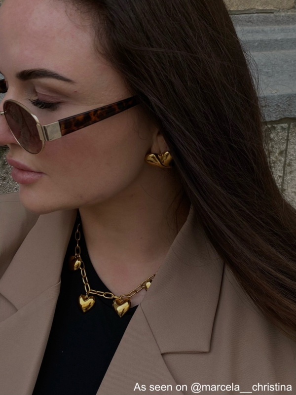 influencer met finaste statement heart oorbellen. 