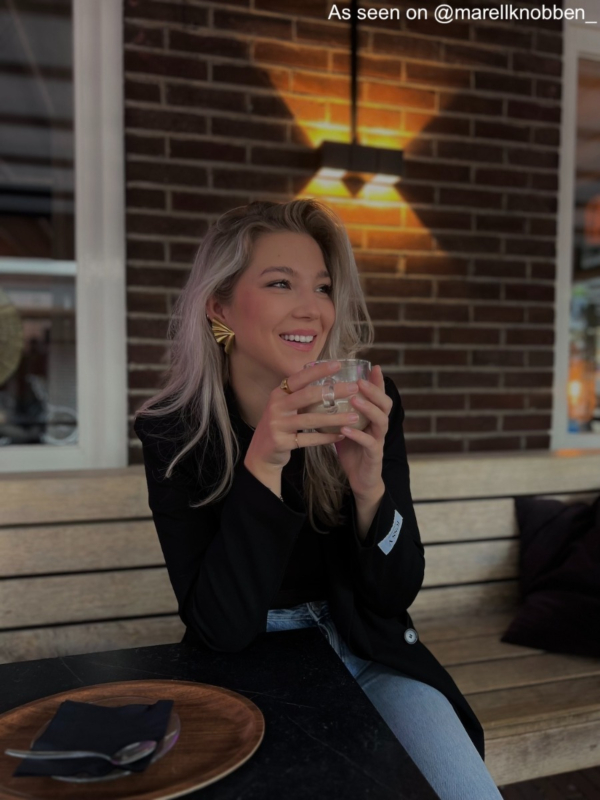 Influencer draagt gouden schelp oorbellen