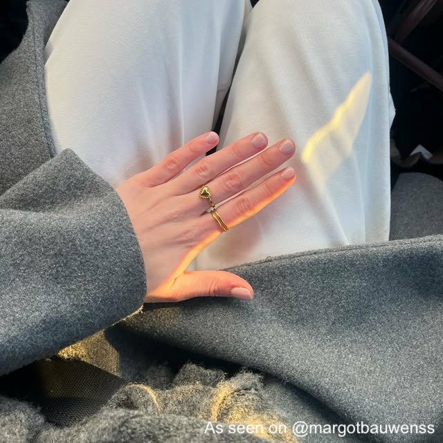Influencer met gouden ringparty