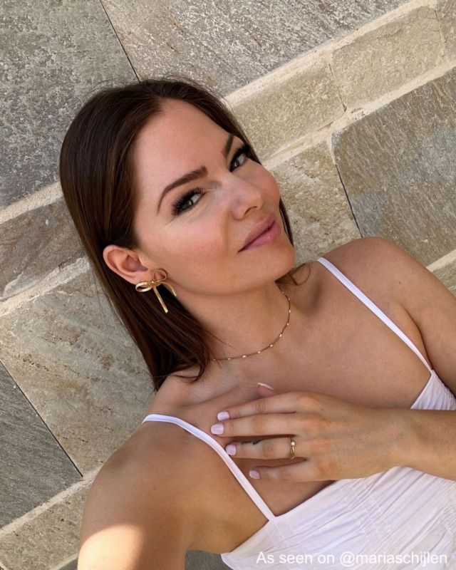 Influencer draagt een ring met steentje