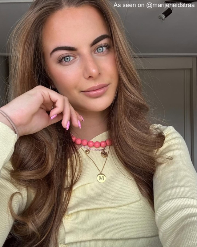 Influencer draagt kettingen