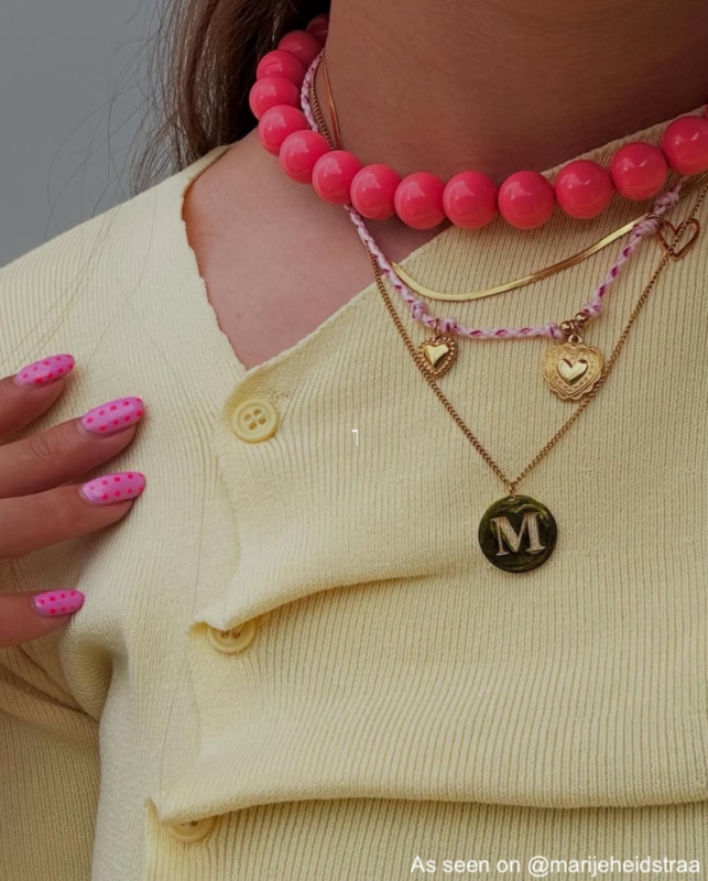 Influencer met ketting