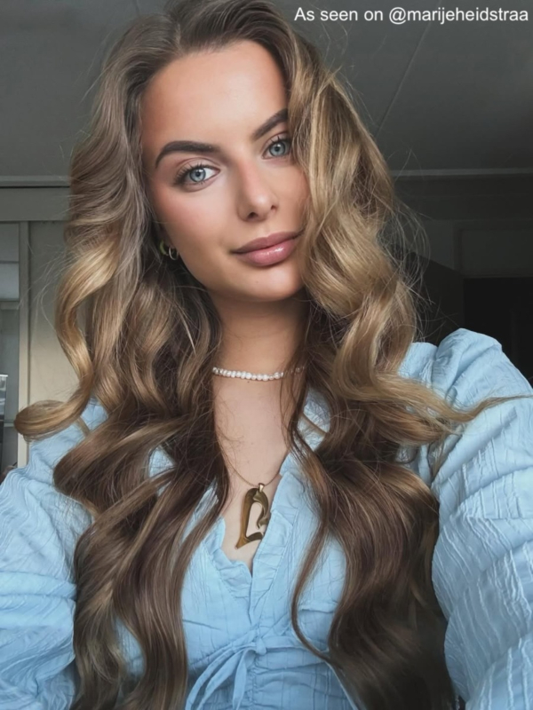 influencer draagt hartjes ketting