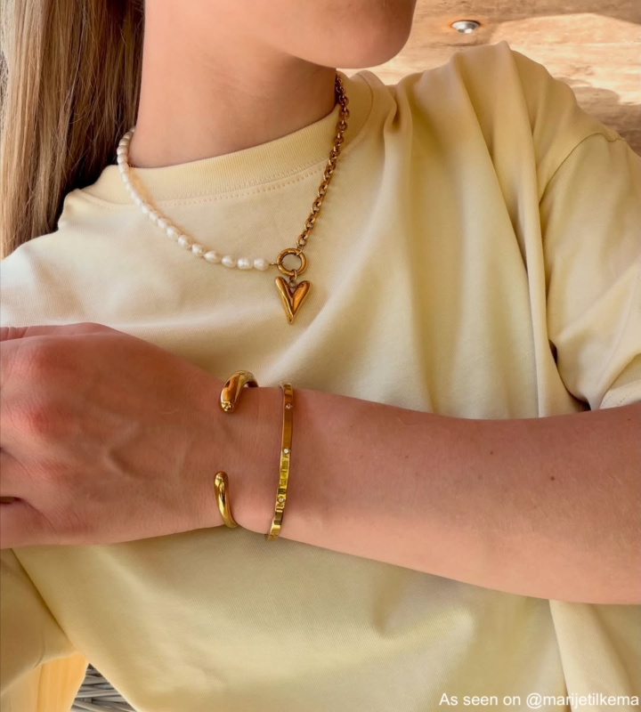 Influencer draagt gouden parel hartjes ketting