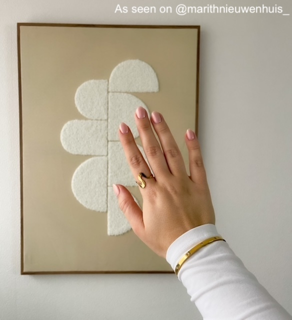 Influencer met ring met golven.