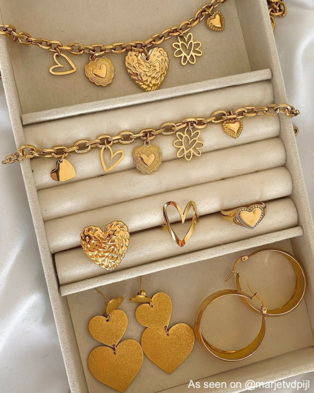 Influencer met gouden sieraden in bakje