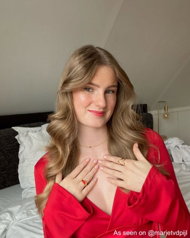 Influencer met gouden en rode sieraden