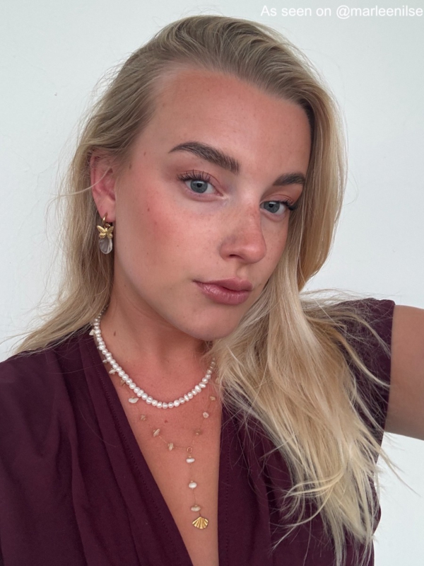 Influencer met atelier oorbellen