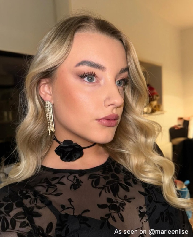 Influencer met tennis oorbellen