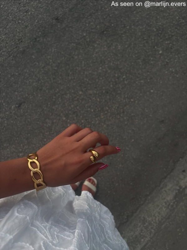 Influencer draagt gouden chuncky bangle