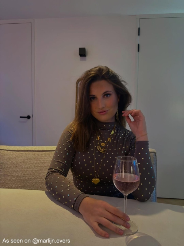 Influencer draagt gouden love ketting