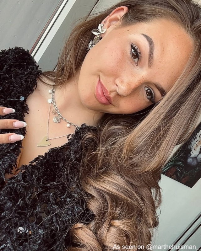 influencer met boho bloem oorbellen