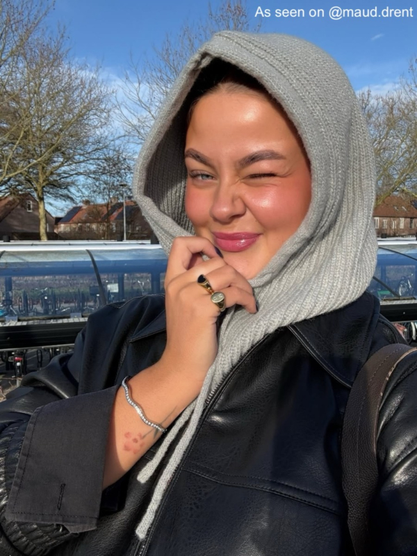 influencer draagt grote zegelring zilverkleurig