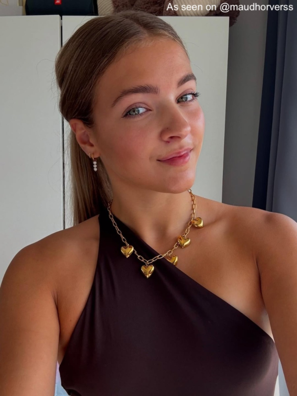 Influencer met bedelketting