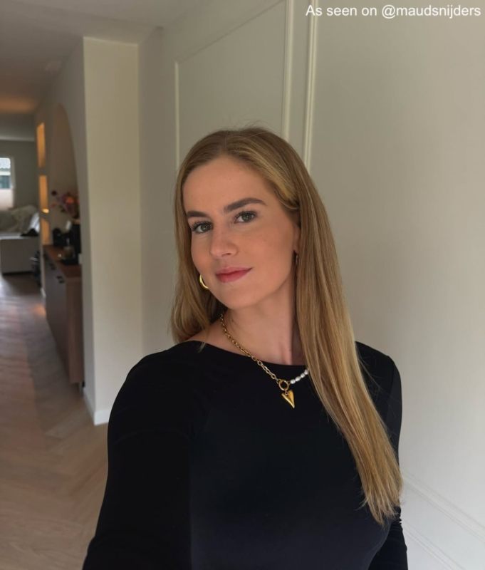 Influencet met gouden chain en pearl ketting