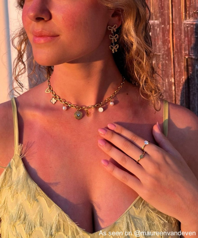 Influencer met gouden sieraden