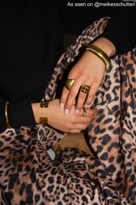 Influencer met gouden stretch bangle