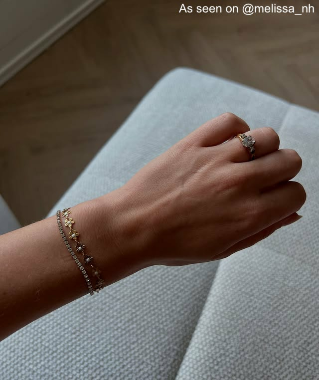 Influencer met gouden armbanden en ring