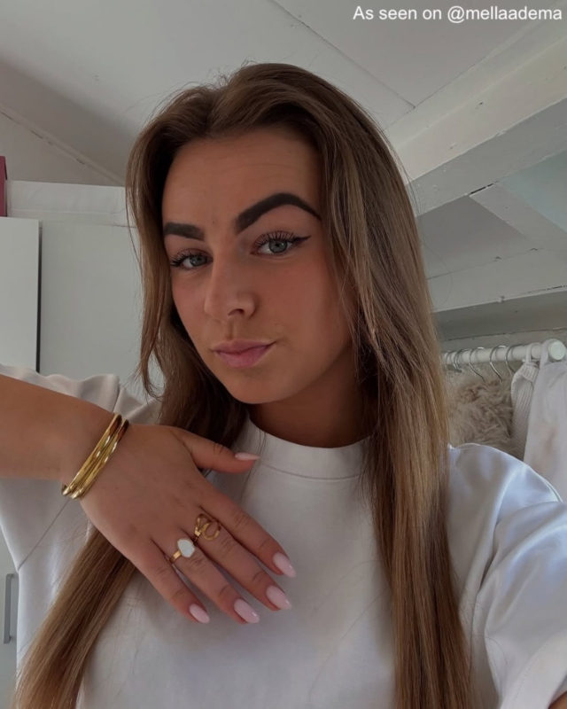 Influencer met dubbele druppel ring.